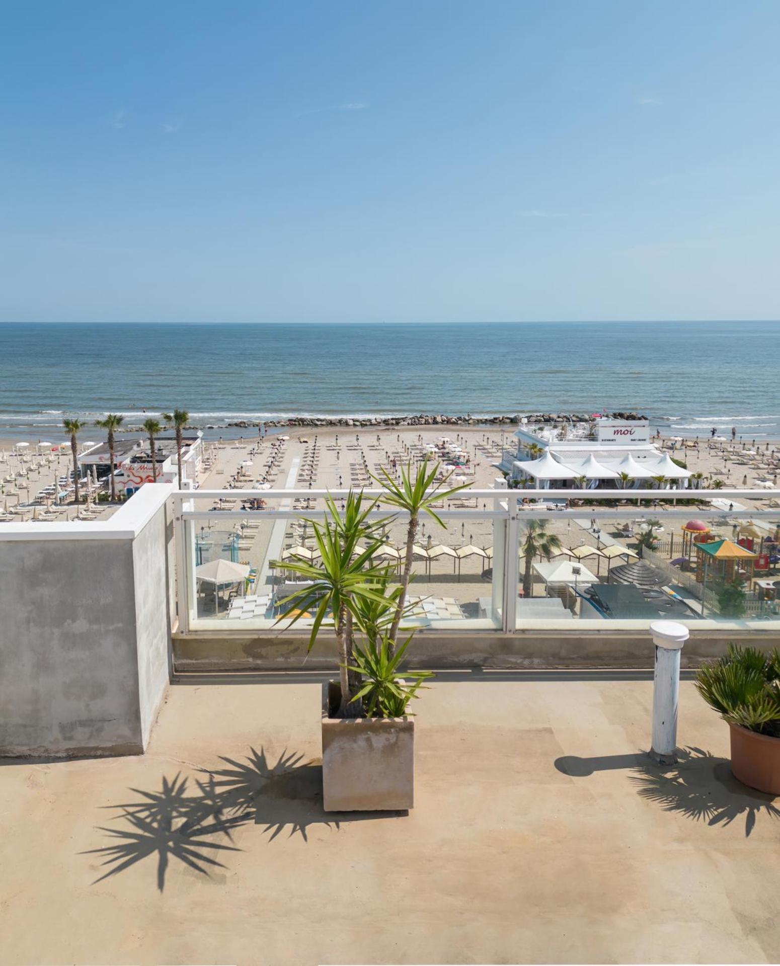 Hotel Augustus- Davanti A Noi C'E Solo Il Mare Мізано-Адріатіко Екстер'єр фото