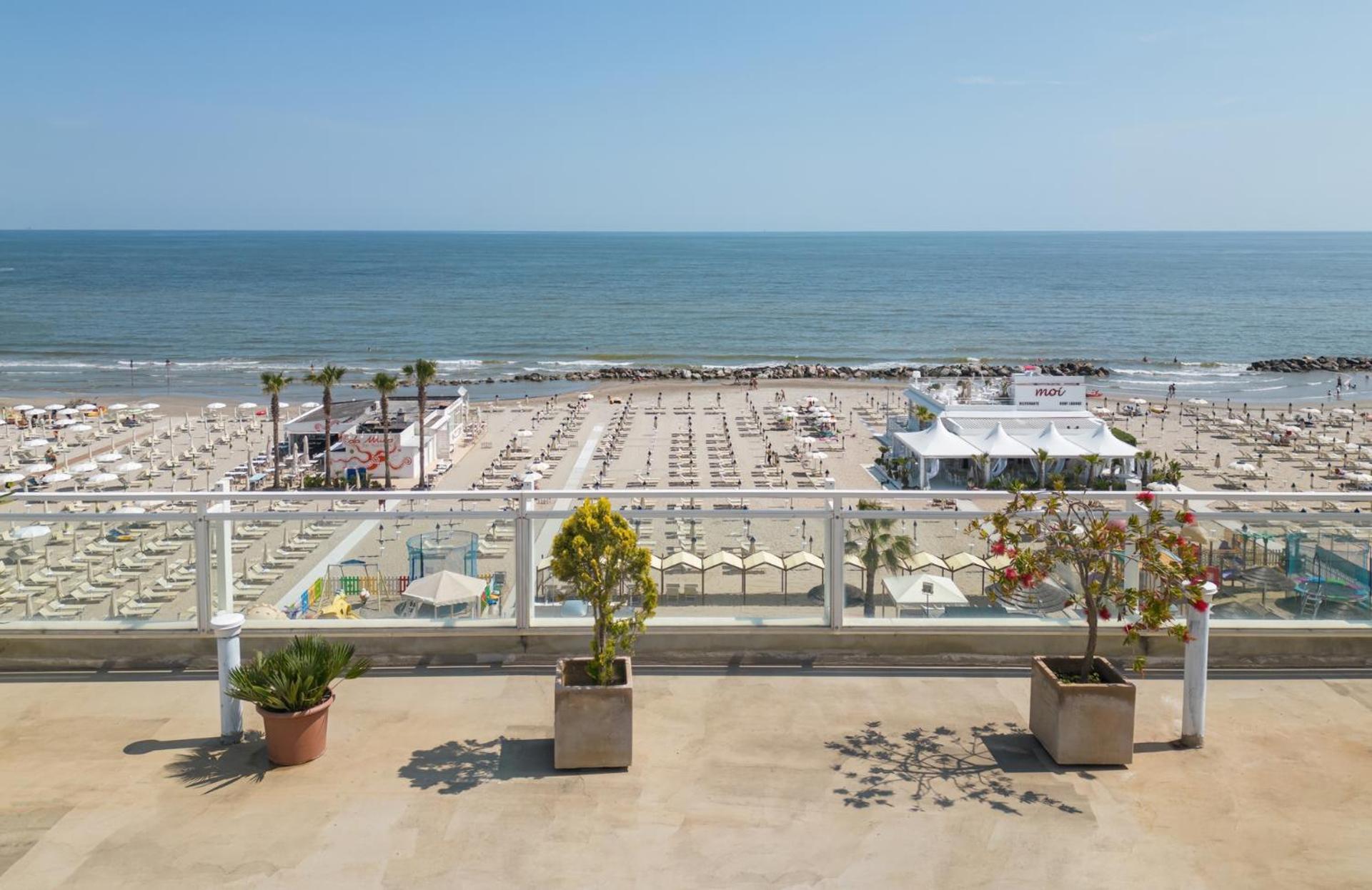 Hotel Augustus- Davanti A Noi C'E Solo Il Mare Мізано-Адріатіко Екстер'єр фото