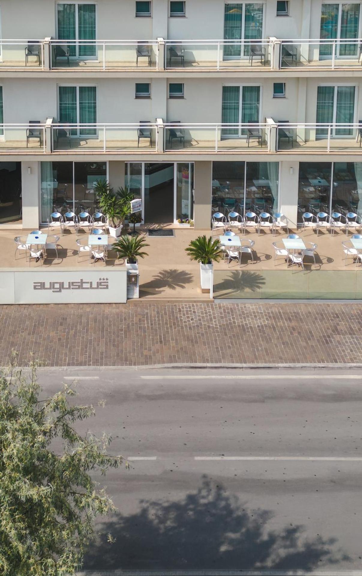 Hotel Augustus- Davanti A Noi C'E Solo Il Mare Мізано-Адріатіко Екстер'єр фото