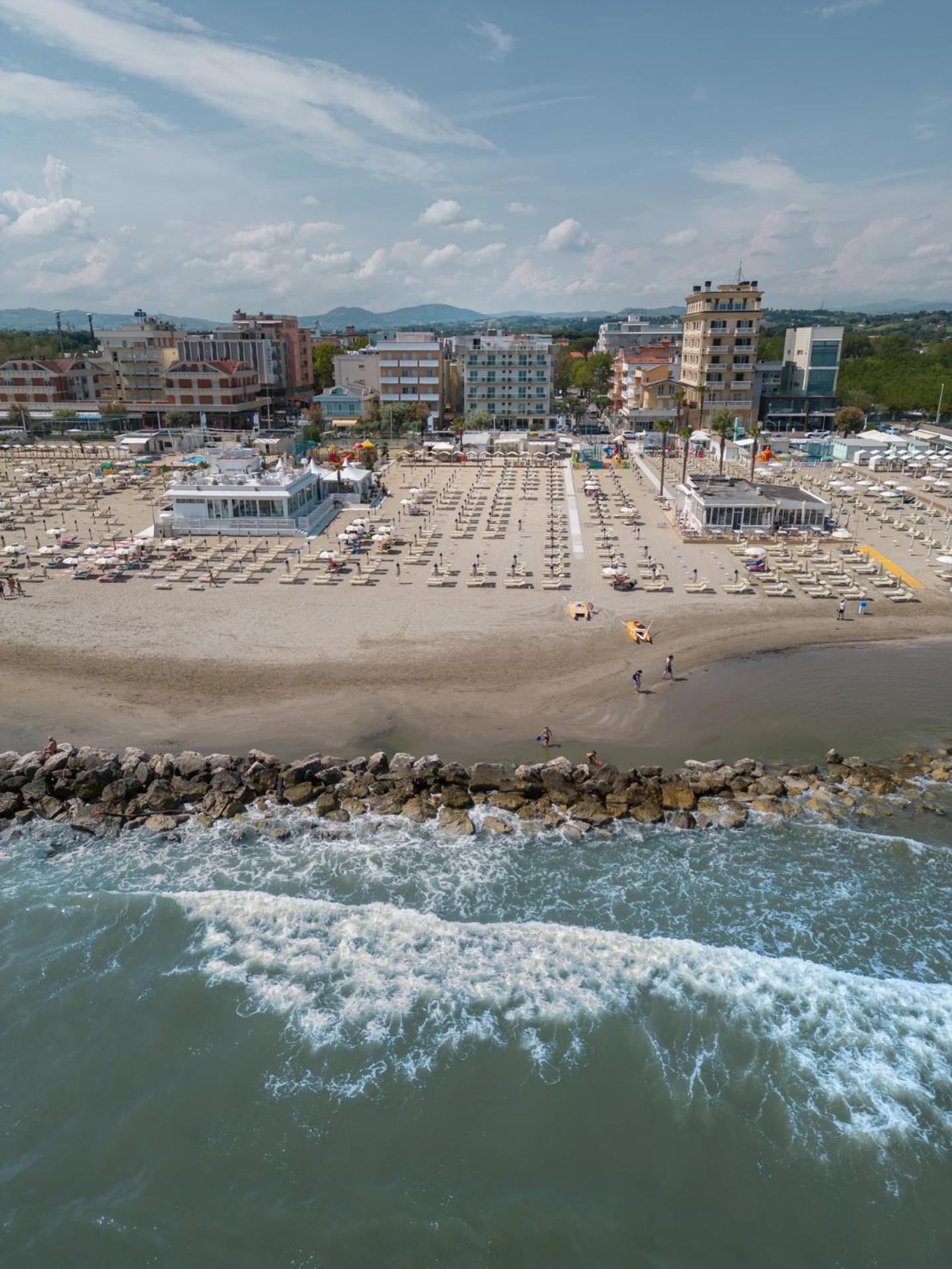 Hotel Augustus- Davanti A Noi C'E Solo Il Mare Мізано-Адріатіко Екстер'єр фото