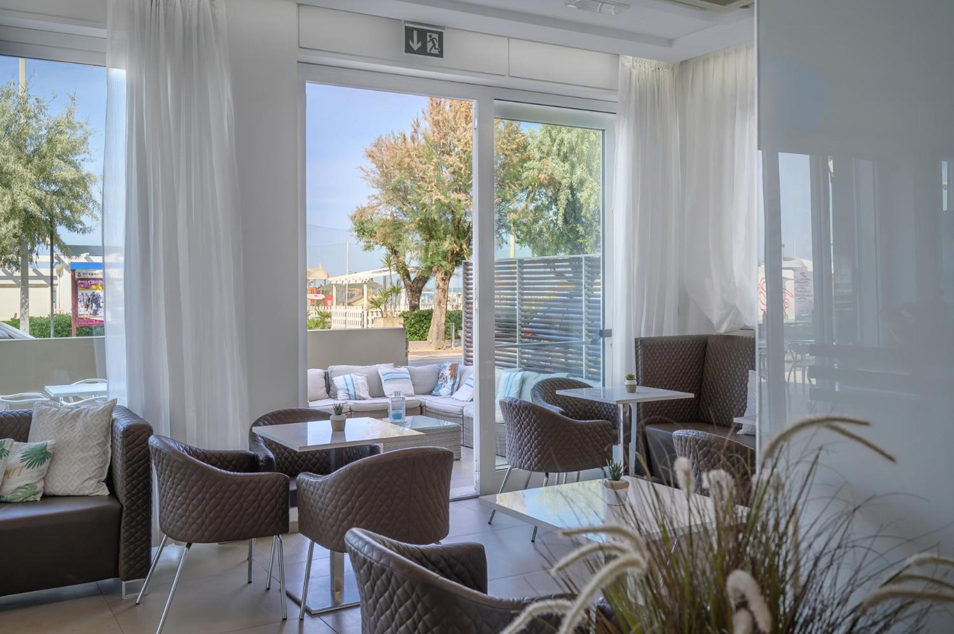 Hotel Augustus- Davanti A Noi C'E Solo Il Mare Мізано-Адріатіко Екстер'єр фото