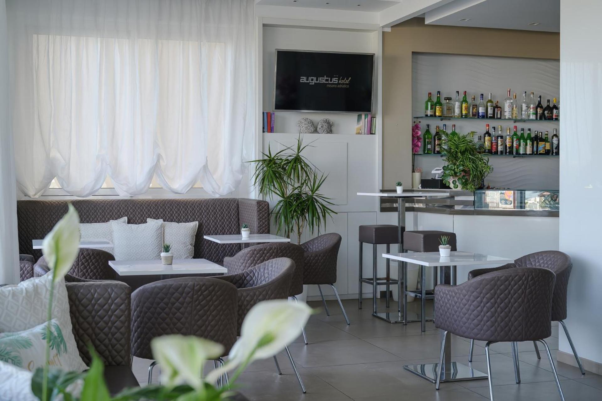 Hotel Augustus- Davanti A Noi C'E Solo Il Mare Мізано-Адріатіко Екстер'єр фото