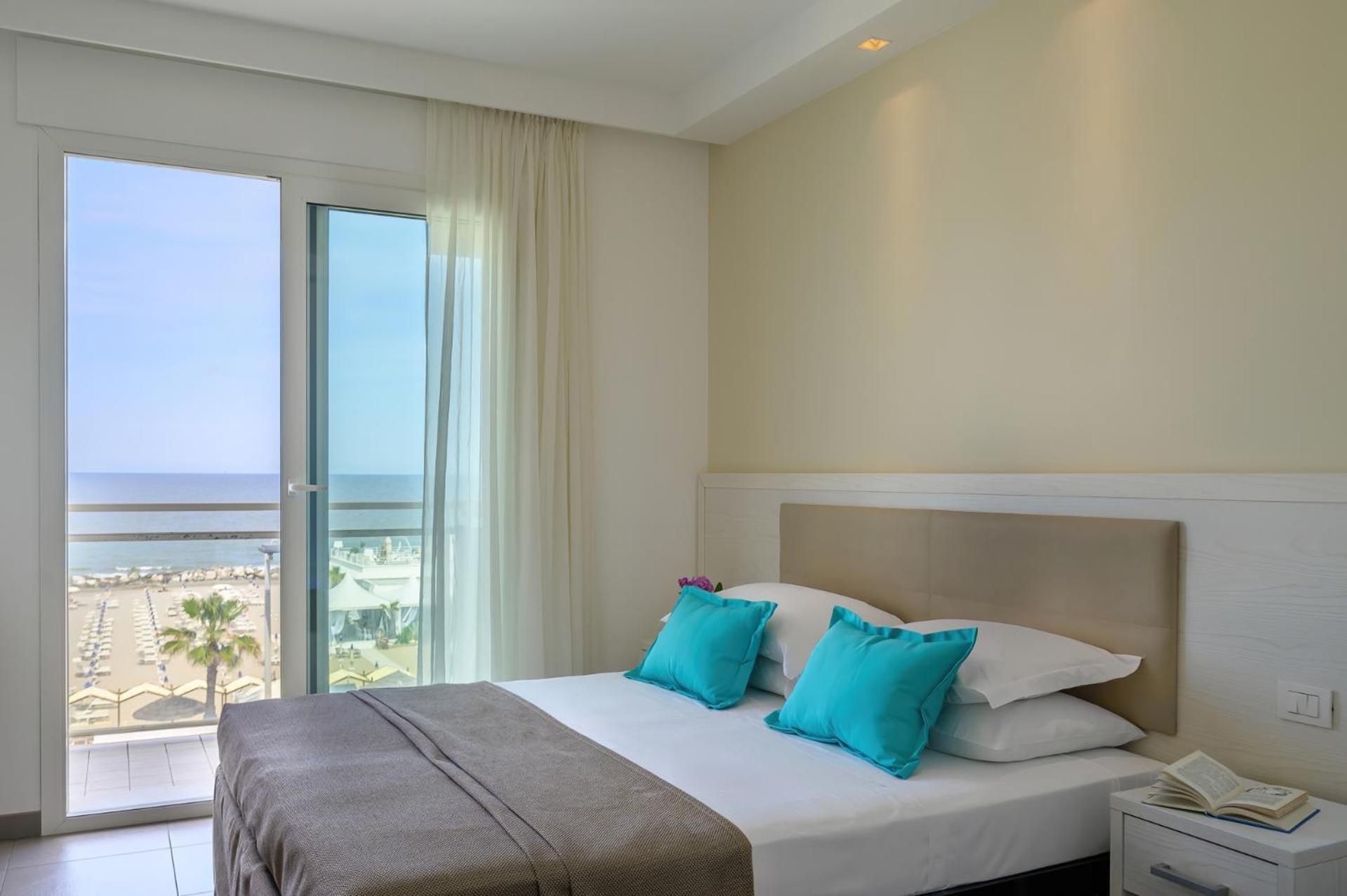 Hotel Augustus- Davanti A Noi C'E Solo Il Mare Мізано-Адріатіко Екстер'єр фото
