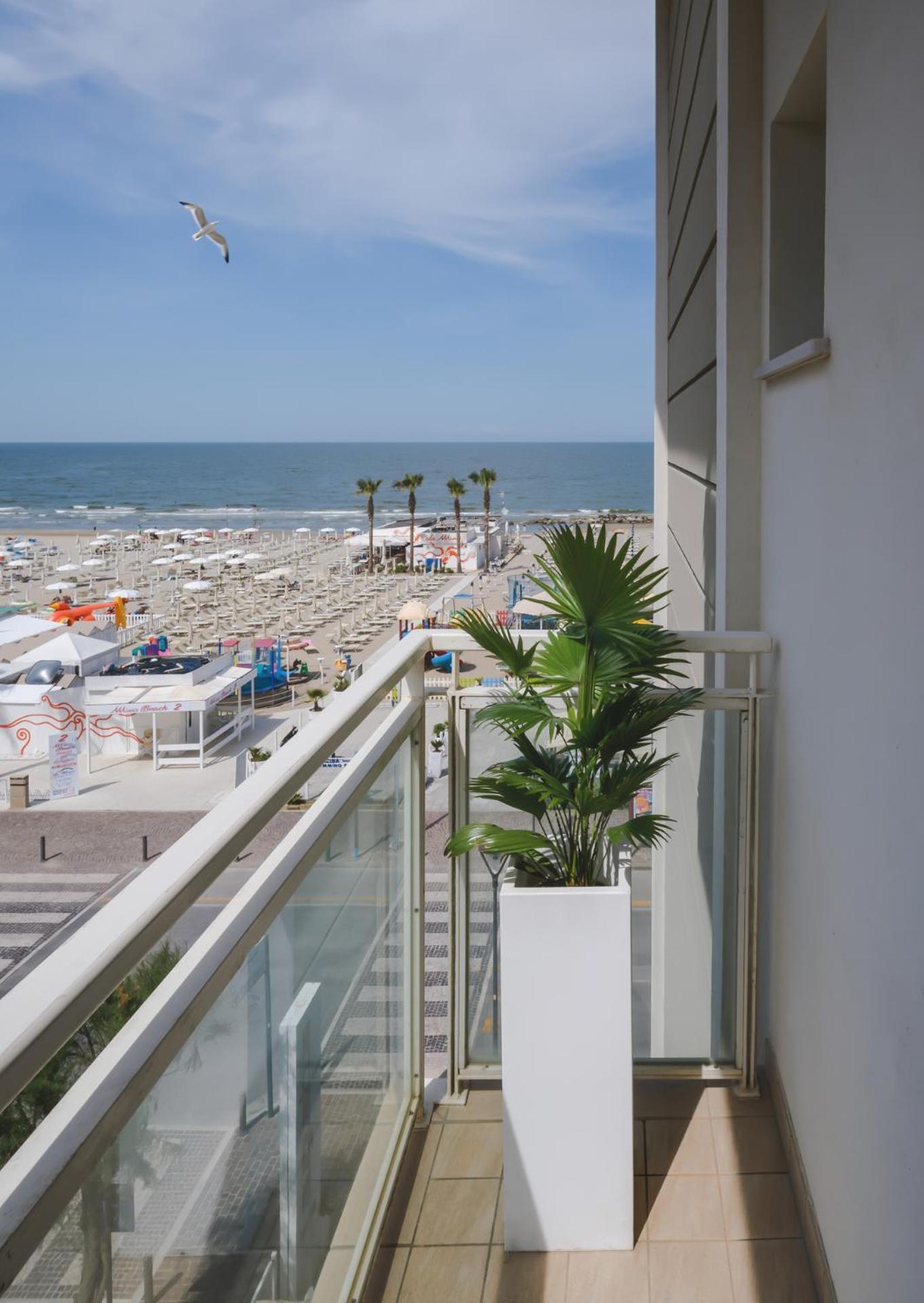 Hotel Augustus- Davanti A Noi C'E Solo Il Mare Мізано-Адріатіко Екстер'єр фото