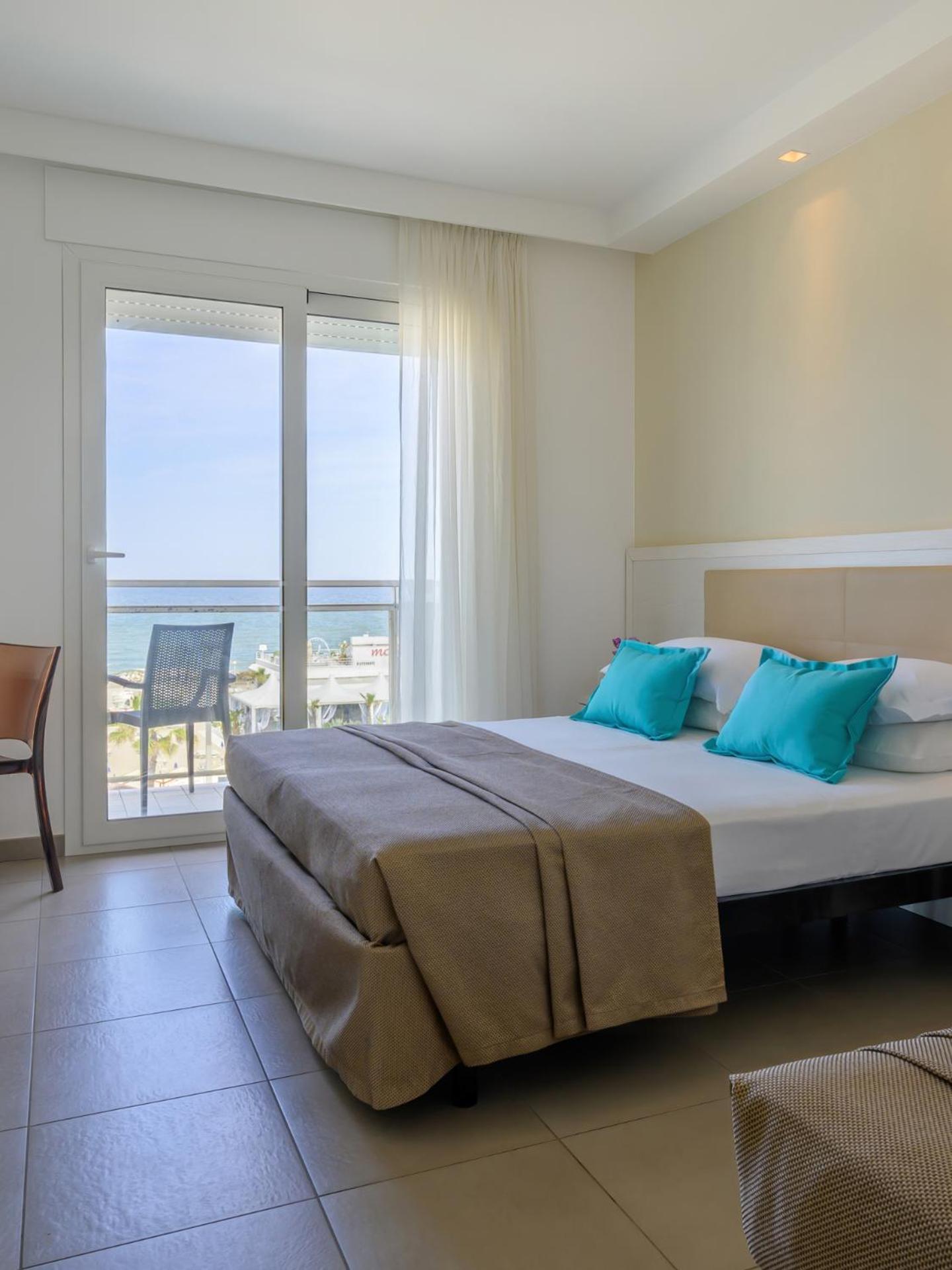 Hotel Augustus- Davanti A Noi C'E Solo Il Mare Мізано-Адріатіко Екстер'єр фото