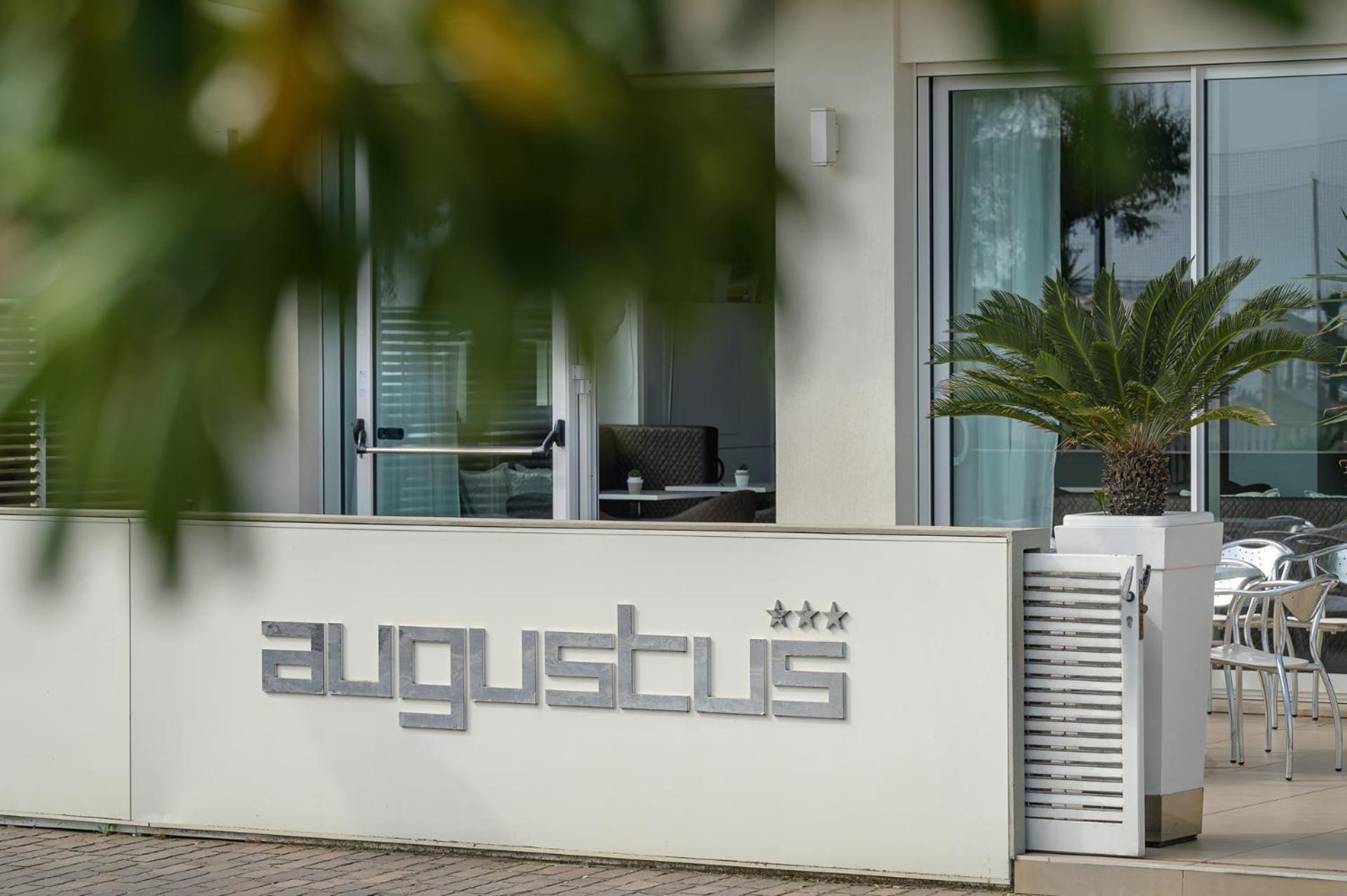 Hotel Augustus- Davanti A Noi C'E Solo Il Mare Мізано-Адріатіко Екстер'єр фото