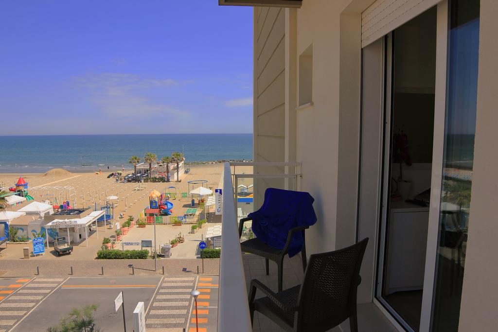 Hotel Augustus- Davanti A Noi C'E Solo Il Mare Мізано-Адріатіко Екстер'єр фото